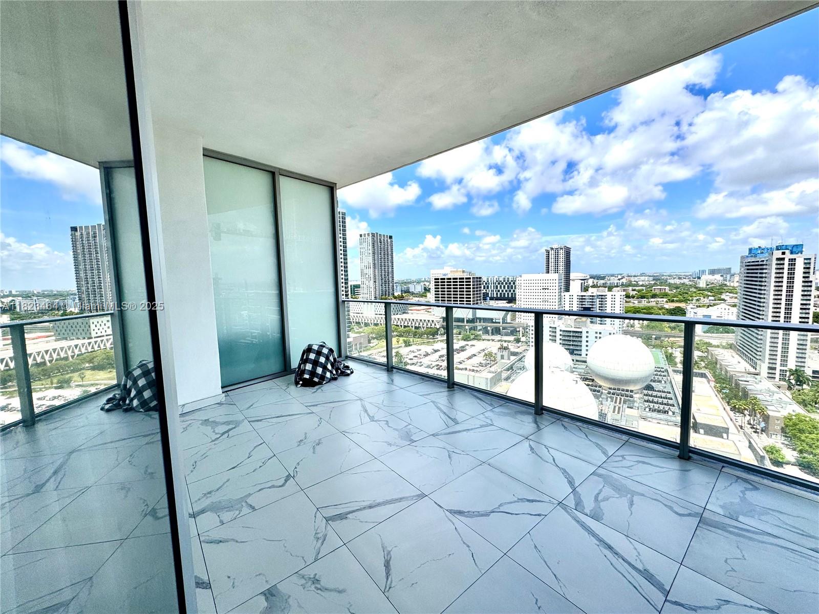 image Paramount Miami Worldcent16