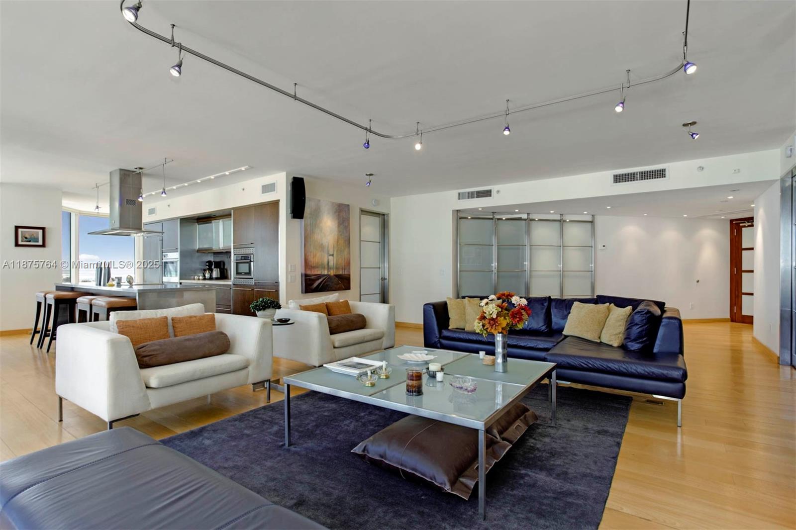 4779 Collins Ave #401
