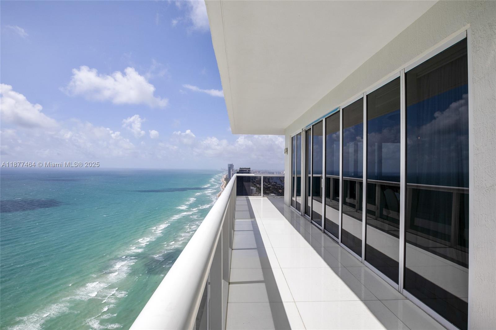 image Beach Club Two20
