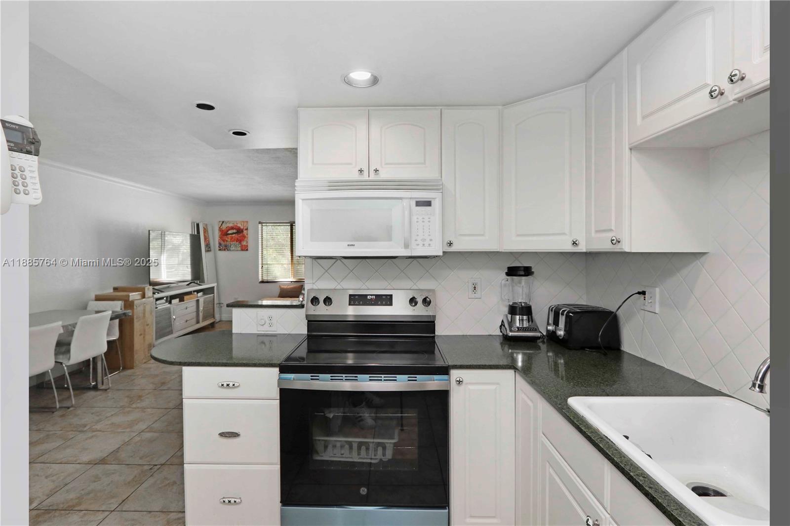 8617 SW 68th Ct #24 Pinecrest, FL 33156 8617 SW 68th Ct #24 Pinecrest, FL 33156