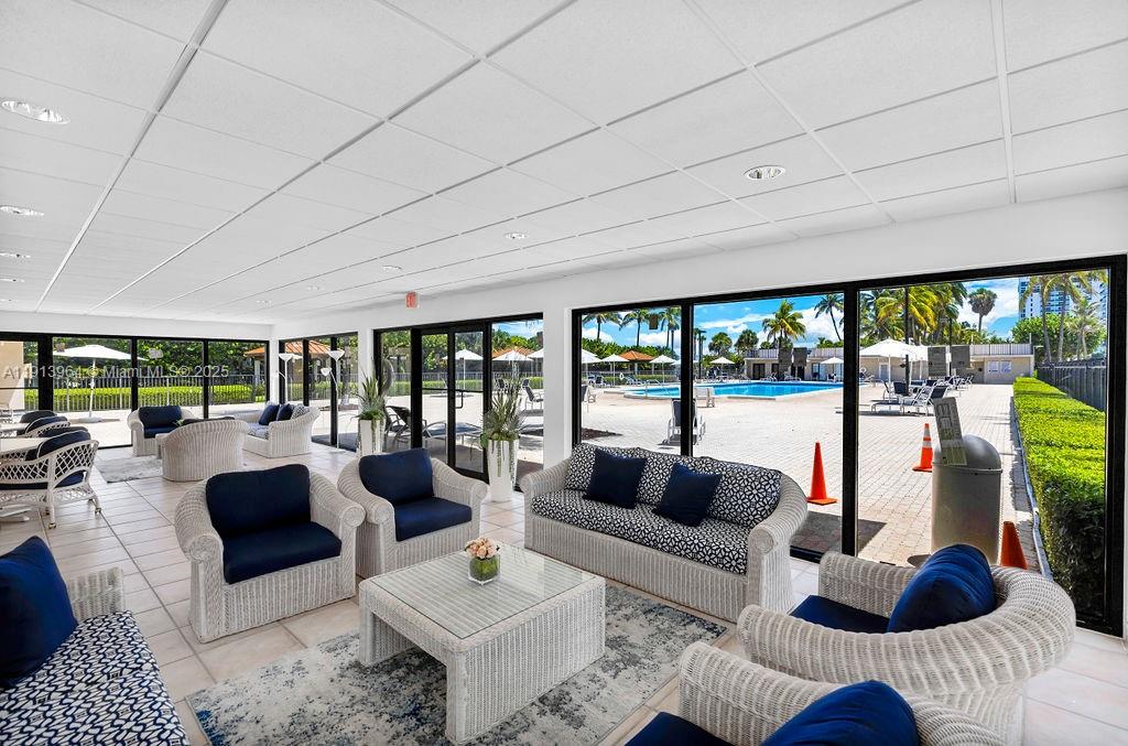 2625 Collins Ave #702 Miami Beach, FL 33140