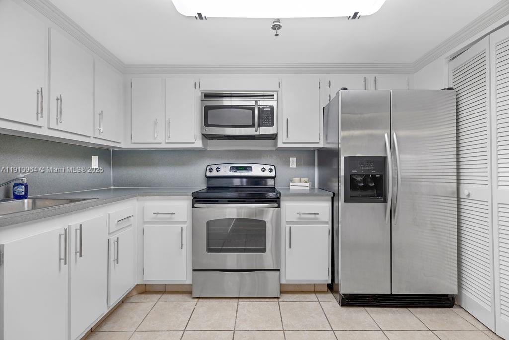 2625 Collins Ave #702 Miami Beach, FL 33140