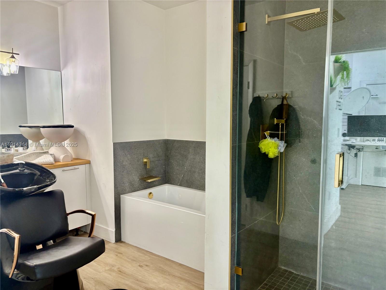 image 1800 Club Condo11