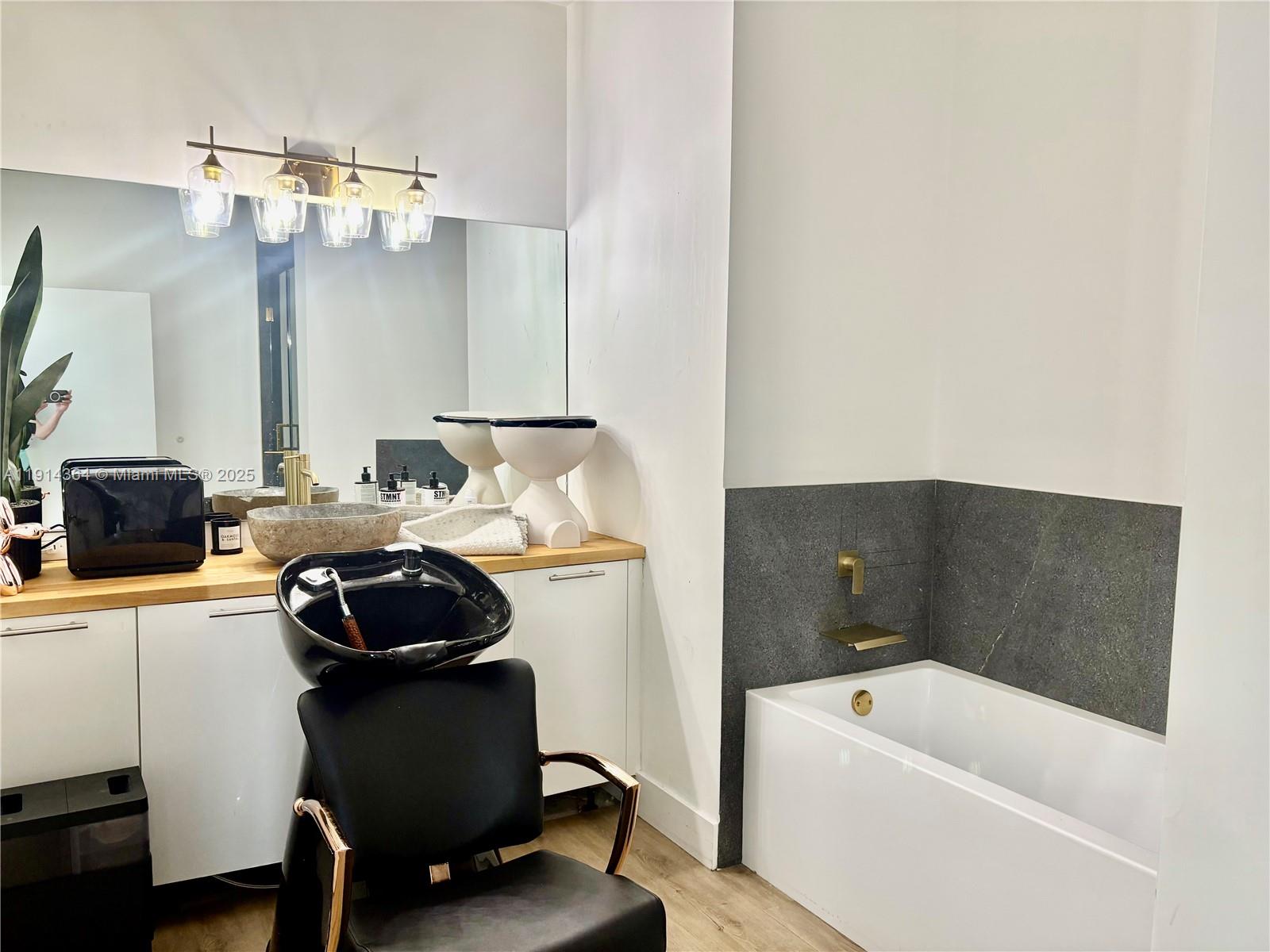 image 1800 Club Condo12