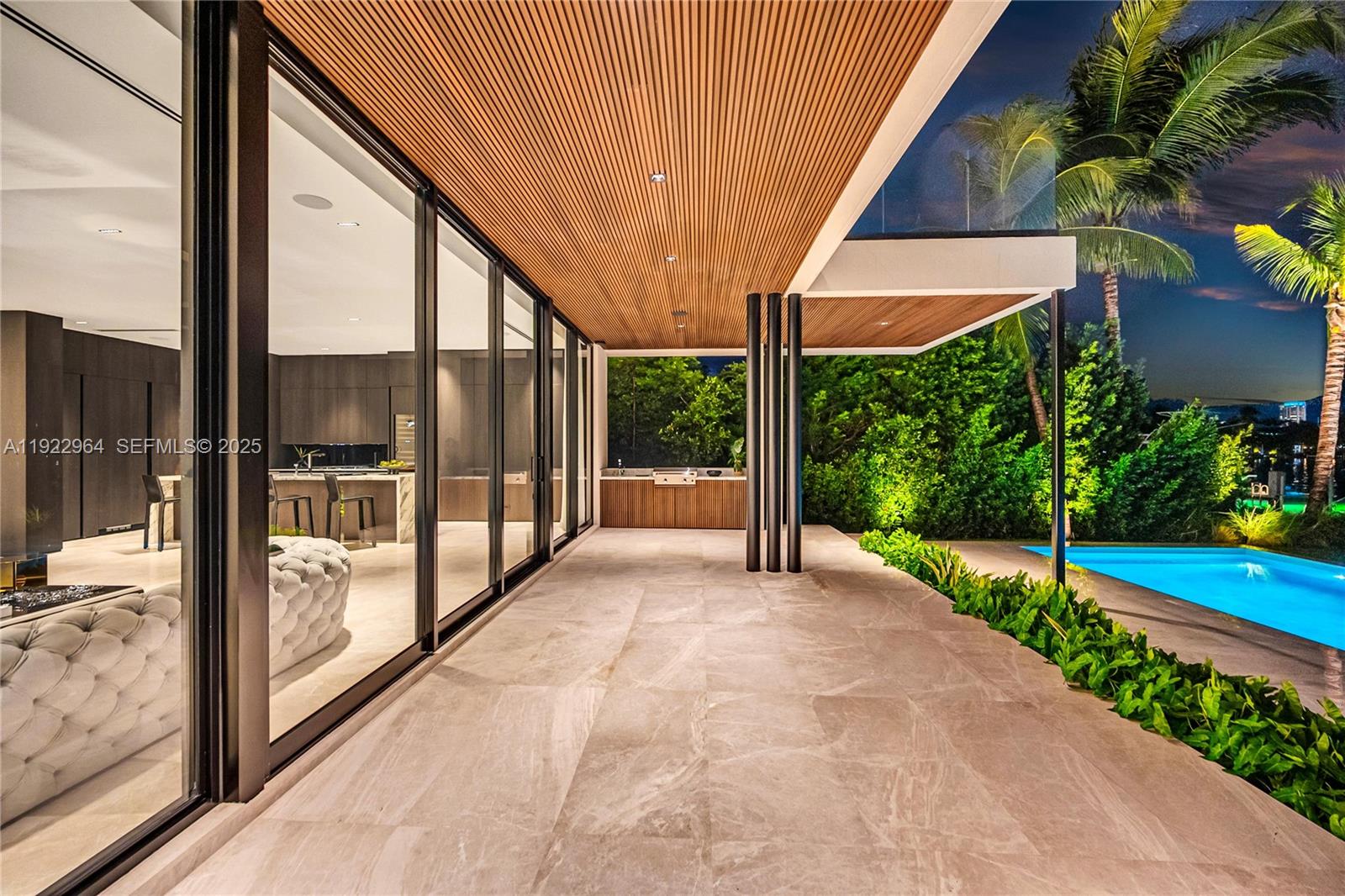 1050 Stillwater Dr Miami Beach, FL 33141