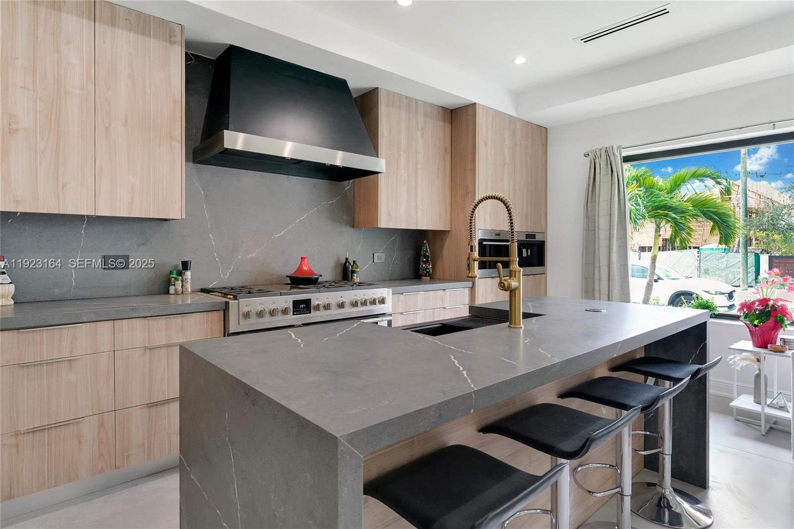 7553 W Treasure Dr North Bay Village, FL 33141