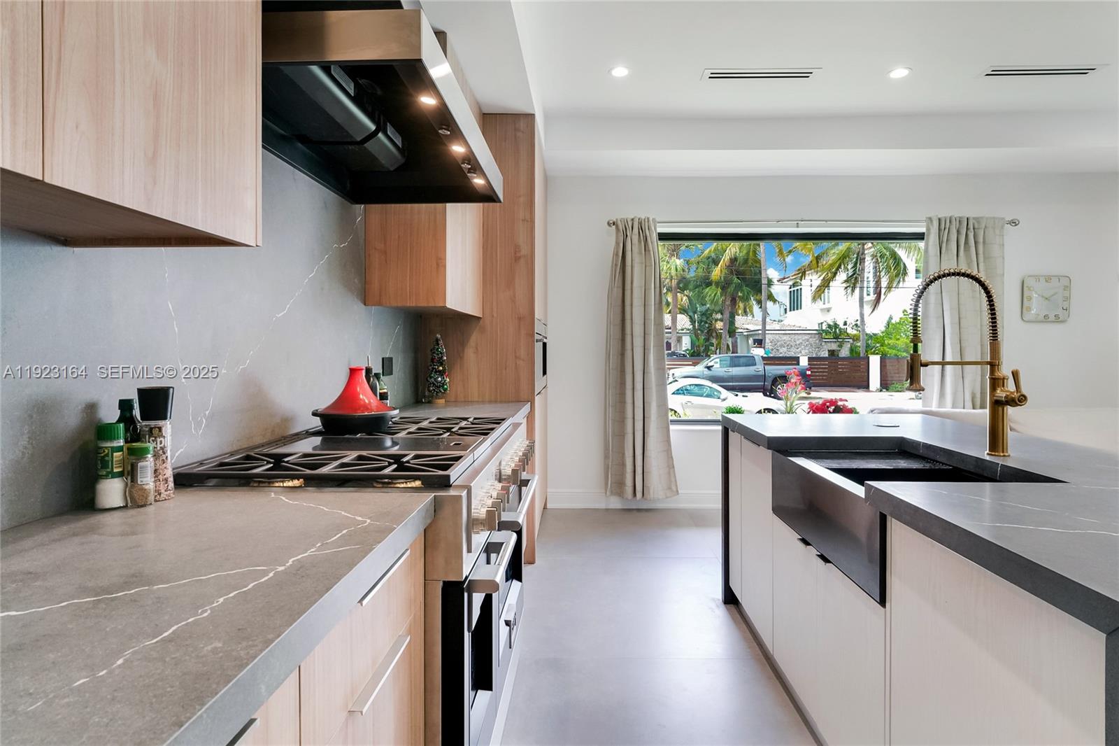 7553 W Treasure Dr North Bay Village, FL 33141