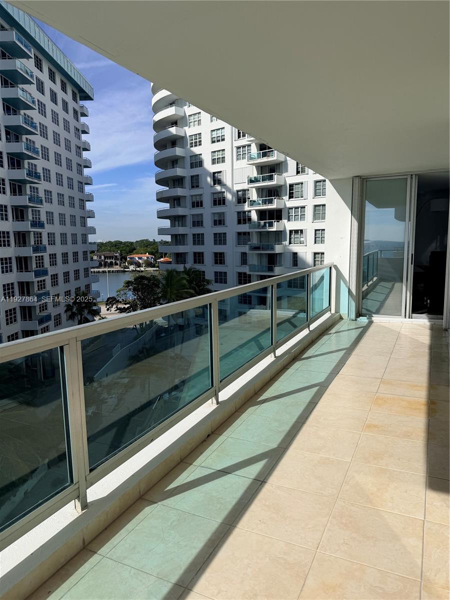 5151 Collins Ave #730 + DEN Miami Beach, FL 33140