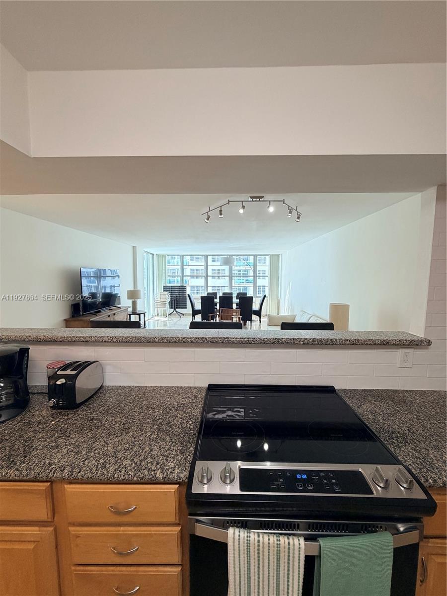 5151 Collins Ave #730 + DEN Miami Beach, FL 33140