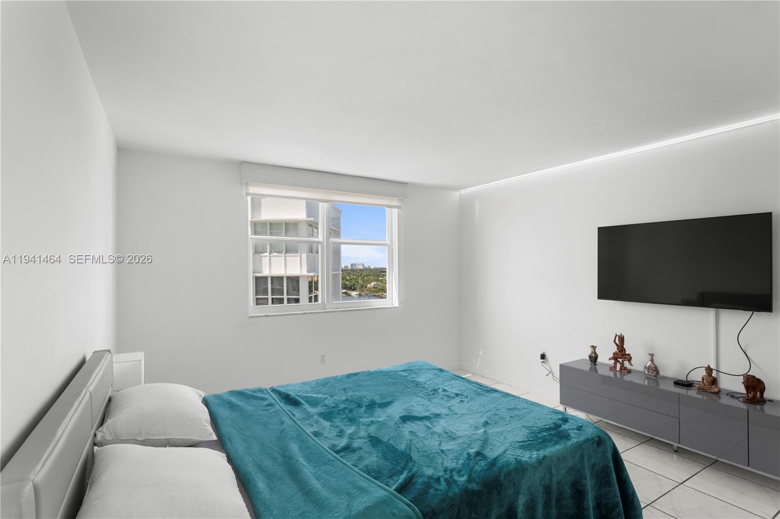 5001 Collins Ave #14C Miami Beach, FL 33140