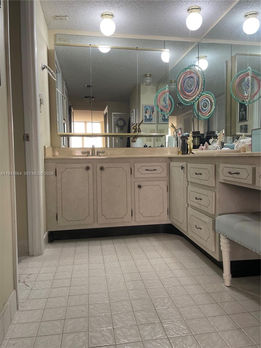 6039 Collins Ave #1232 Miami Beach, FL 33140