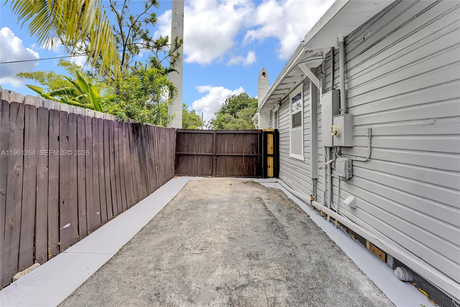 107 E Stirling Rd Dania Beach, FL 33004