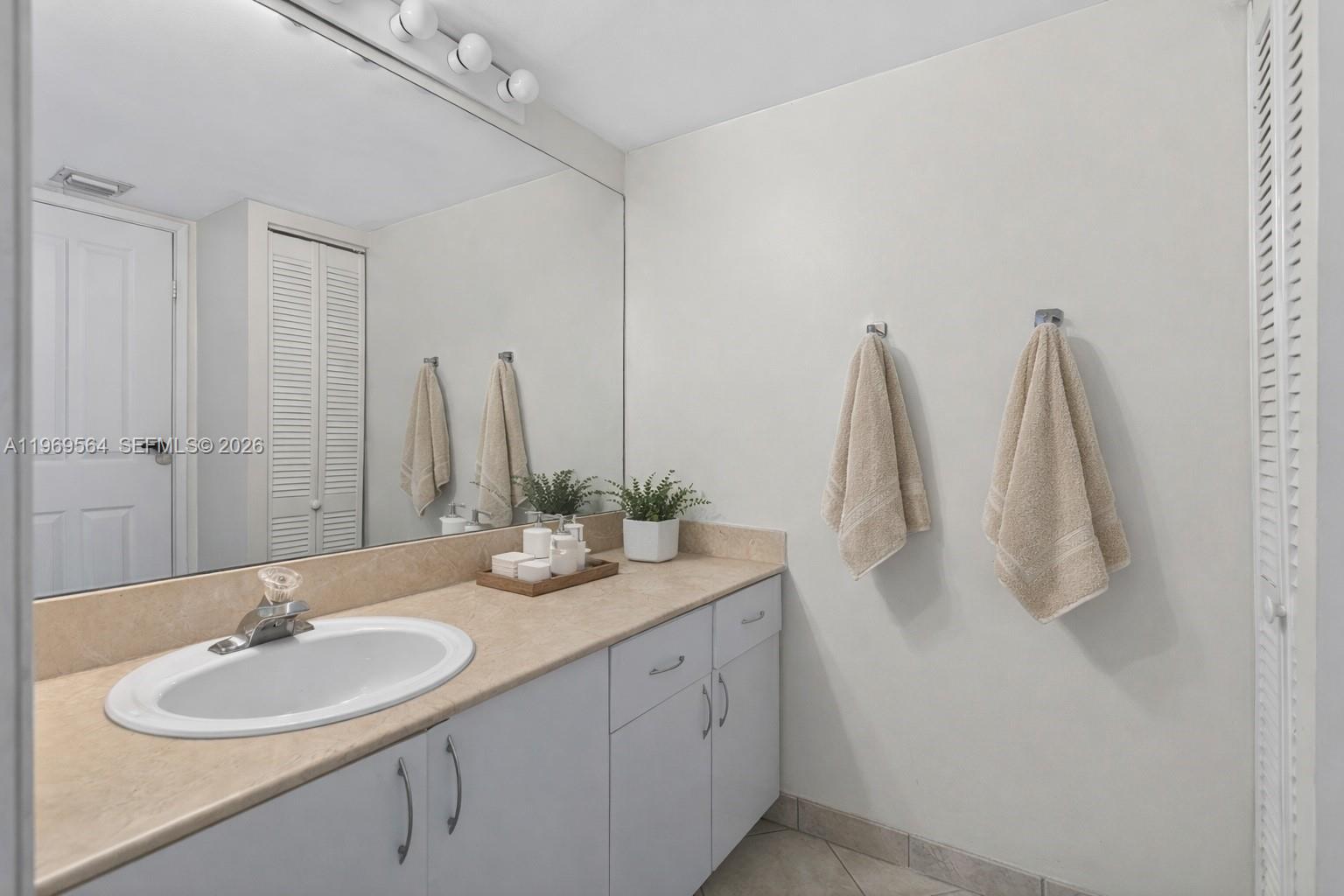 2351 Douglas Rd #1104 Miami, FL 33145