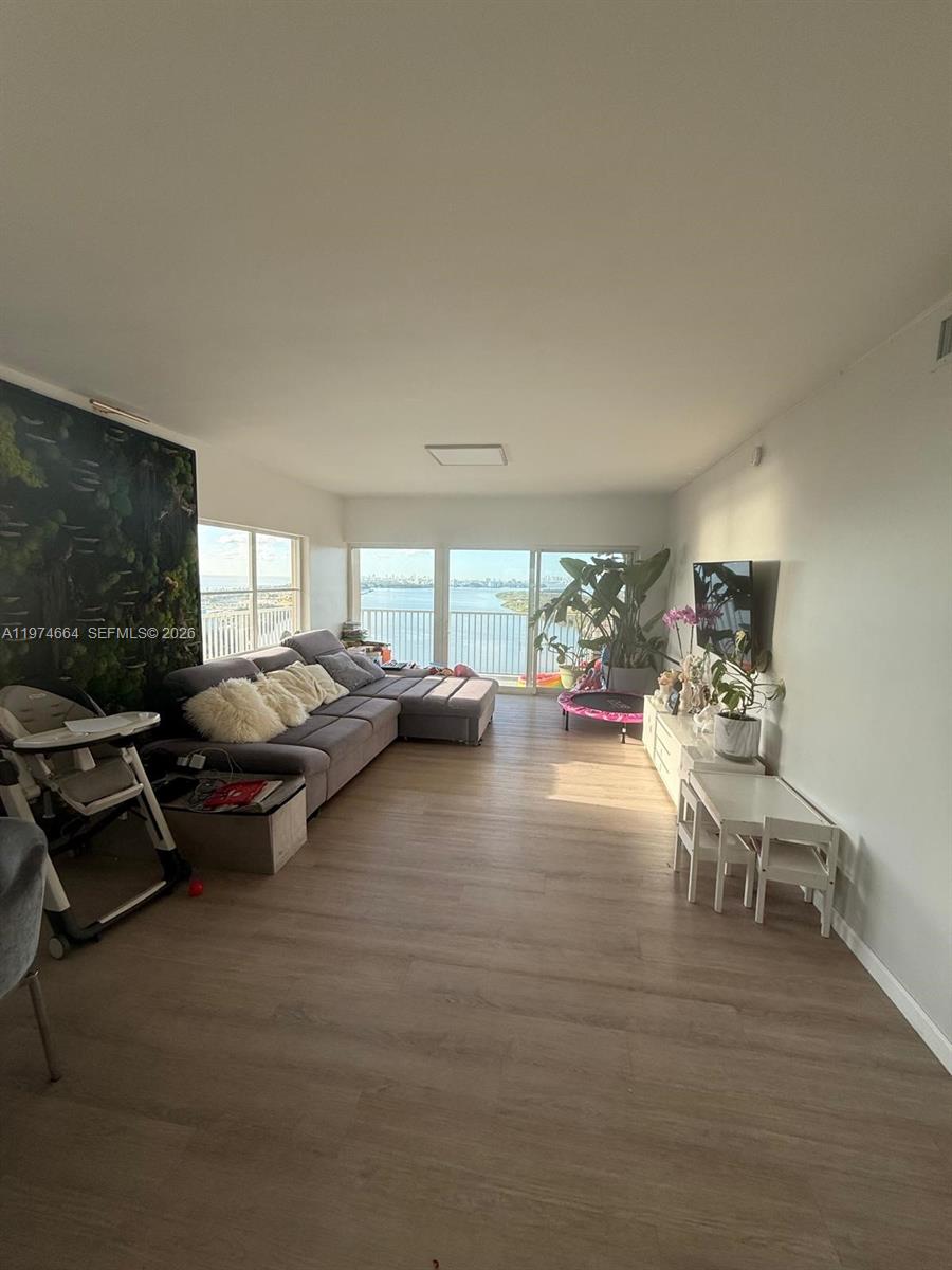 300 Bayview Dr #2106 Sunny Isles Beach, FL 33160