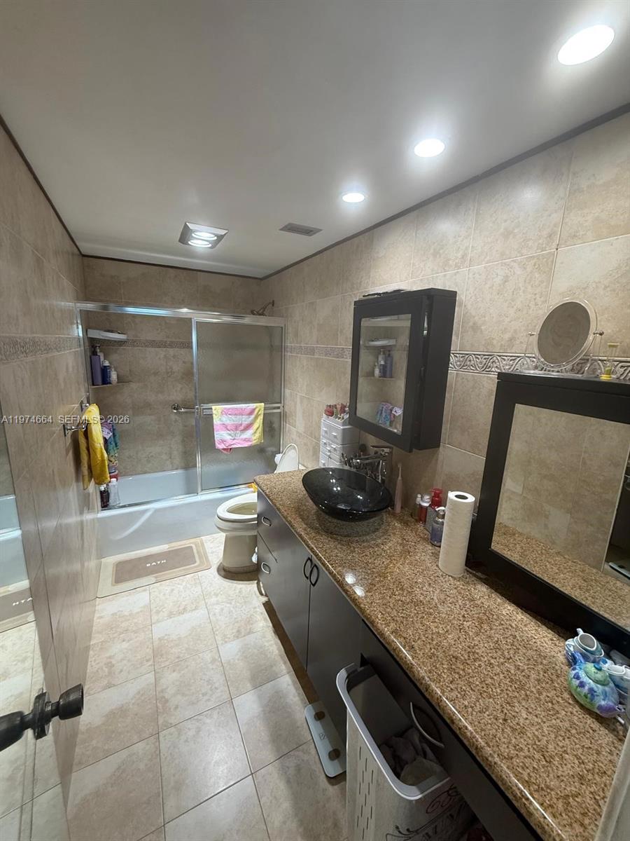 300 Bayview Dr #2106 Sunny Isles Beach, FL 33160