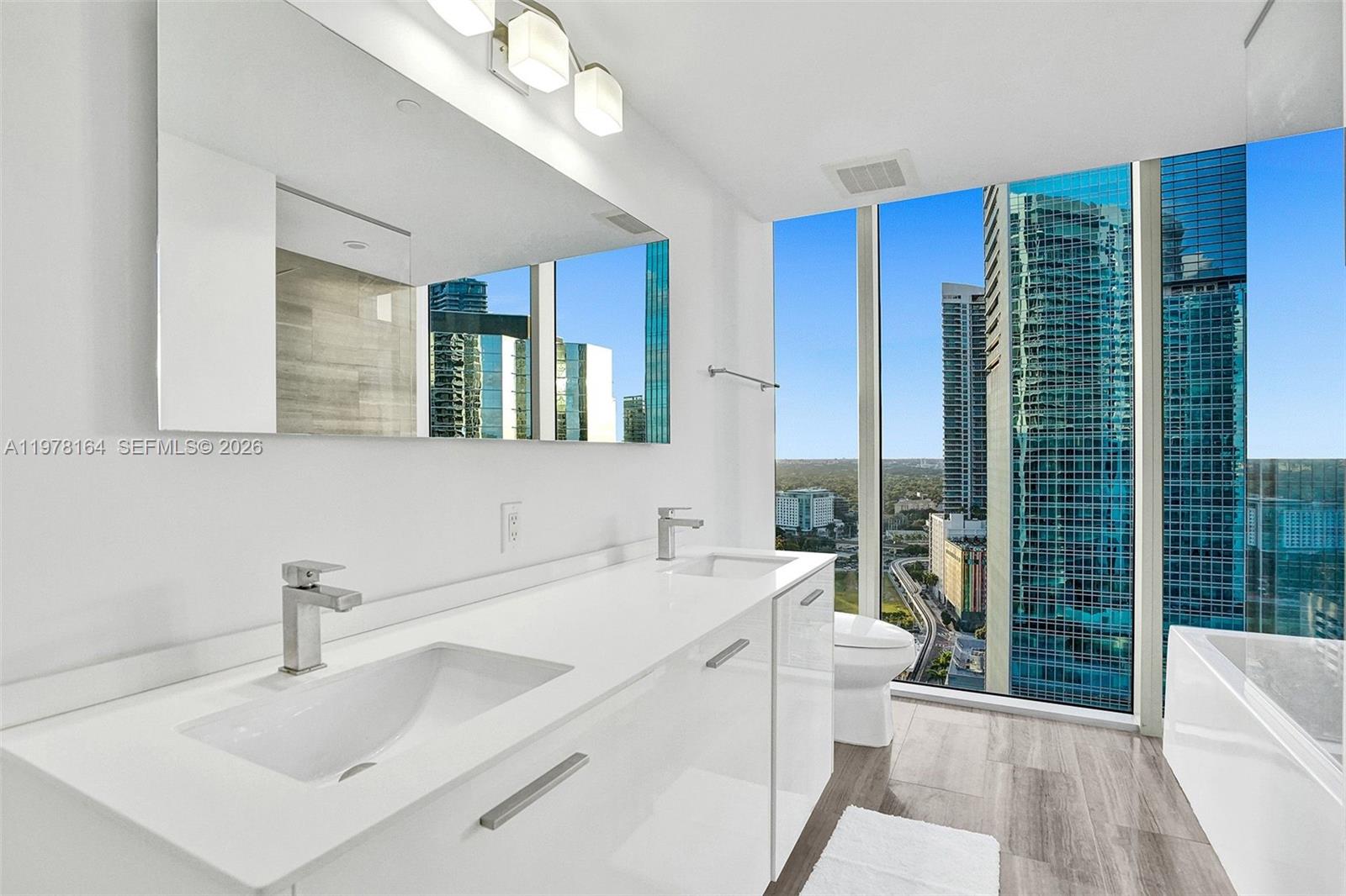1300 Brickell Bay Dr #2702 Miami, FL 33131