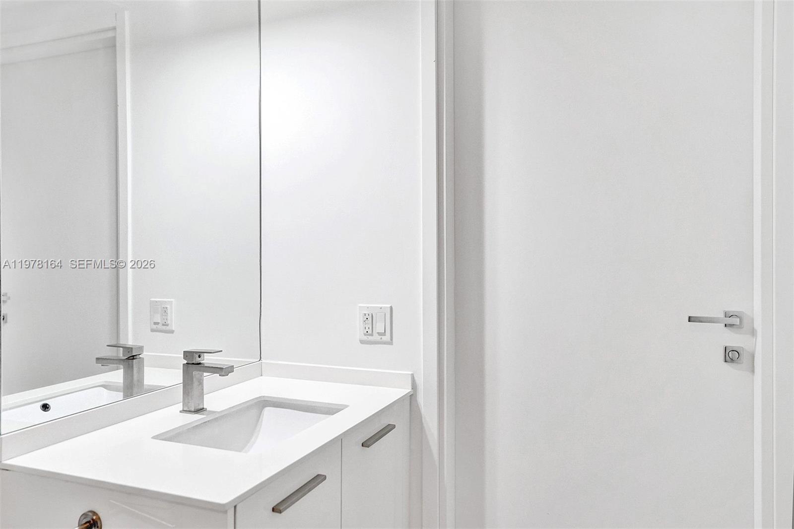 1300 Brickell Bay Dr #2702 Miami, FL 33131