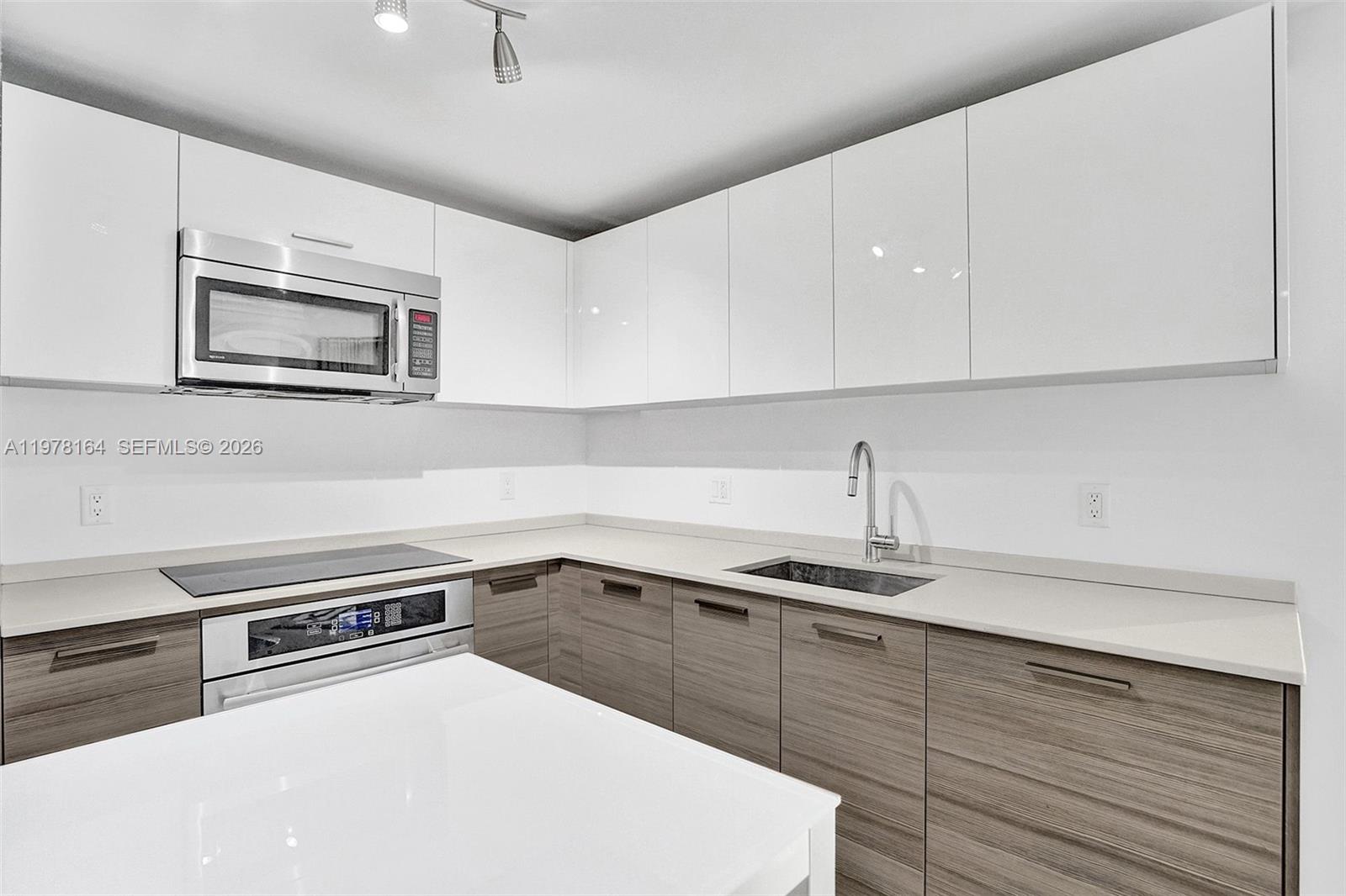 1300 Brickell Bay Dr #2702 Miami, FL 33131