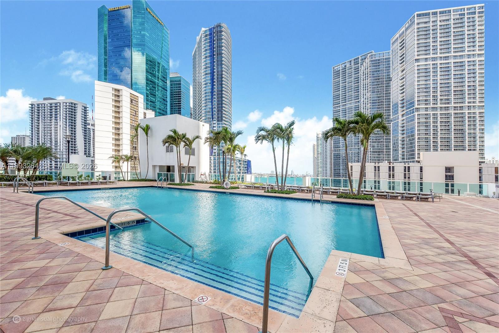 image Brickell on the River North0
