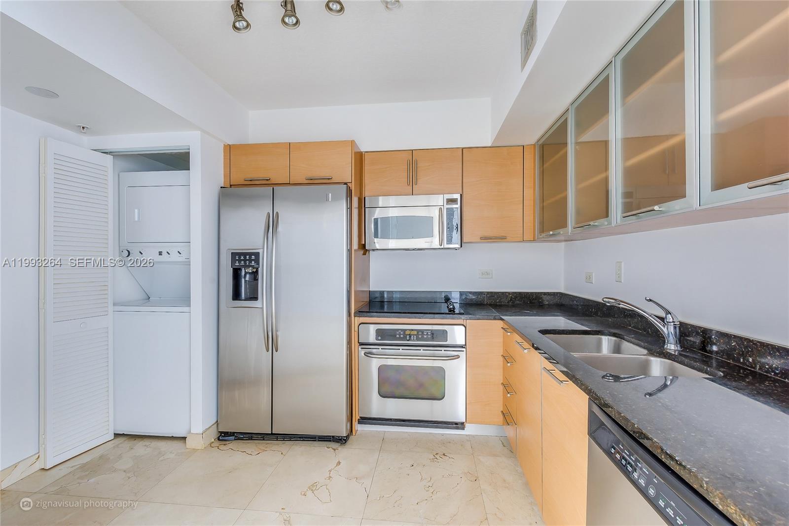 image Brickell on the River North3