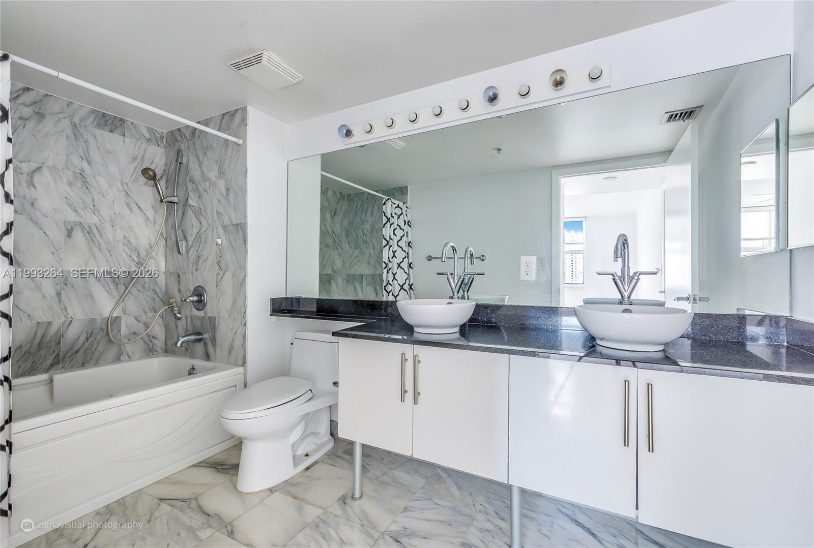 image Brickell on the River North4