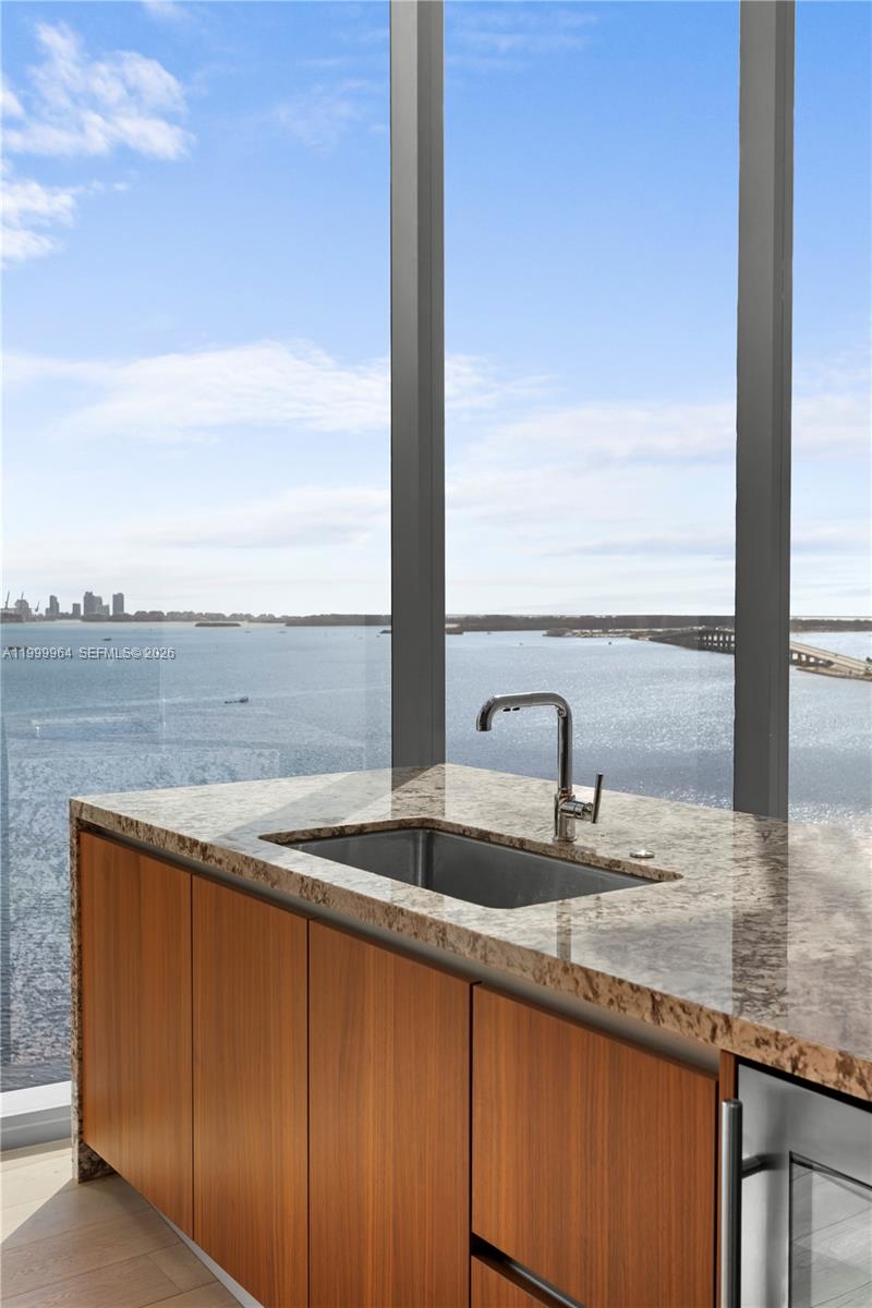 175 SE 25th Rd #1501 Miami, FL 33129