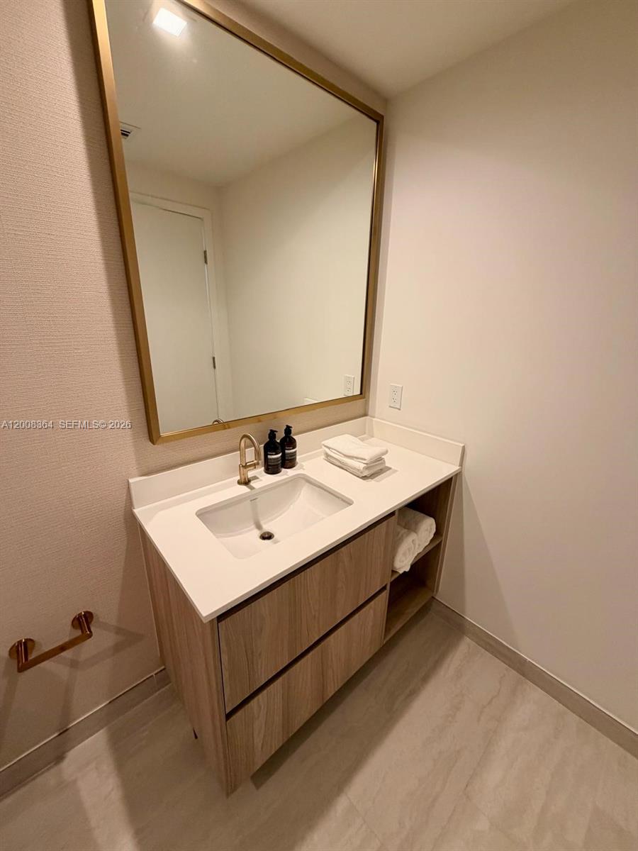 77 SE 5th #1906 Miami, FL 33131