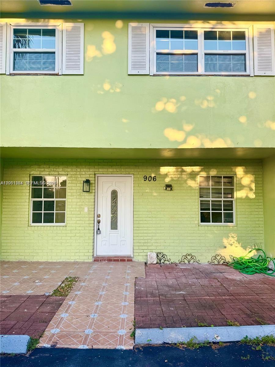 906 SW 74th Ave