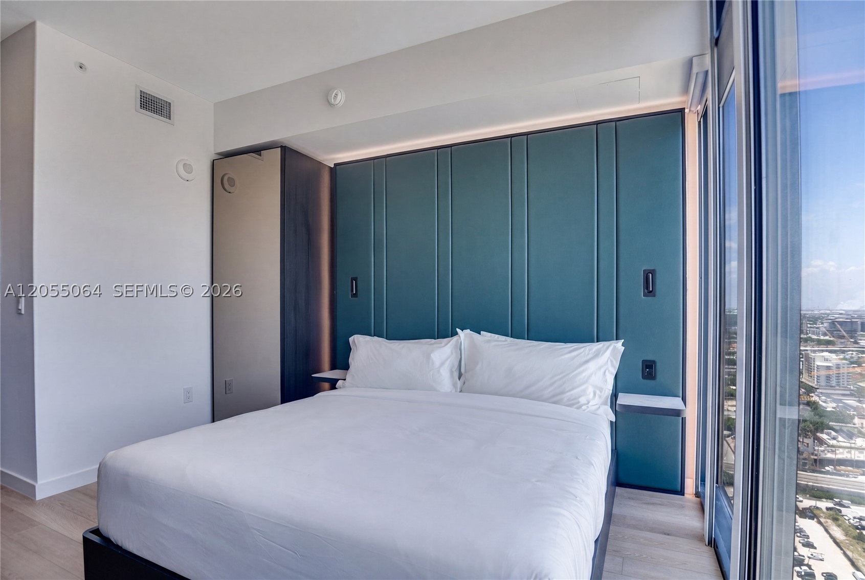 image E11EVEN Hotel & Residences8