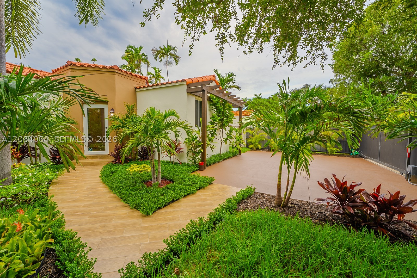 2483 SW 24th St Miami, FL 33145