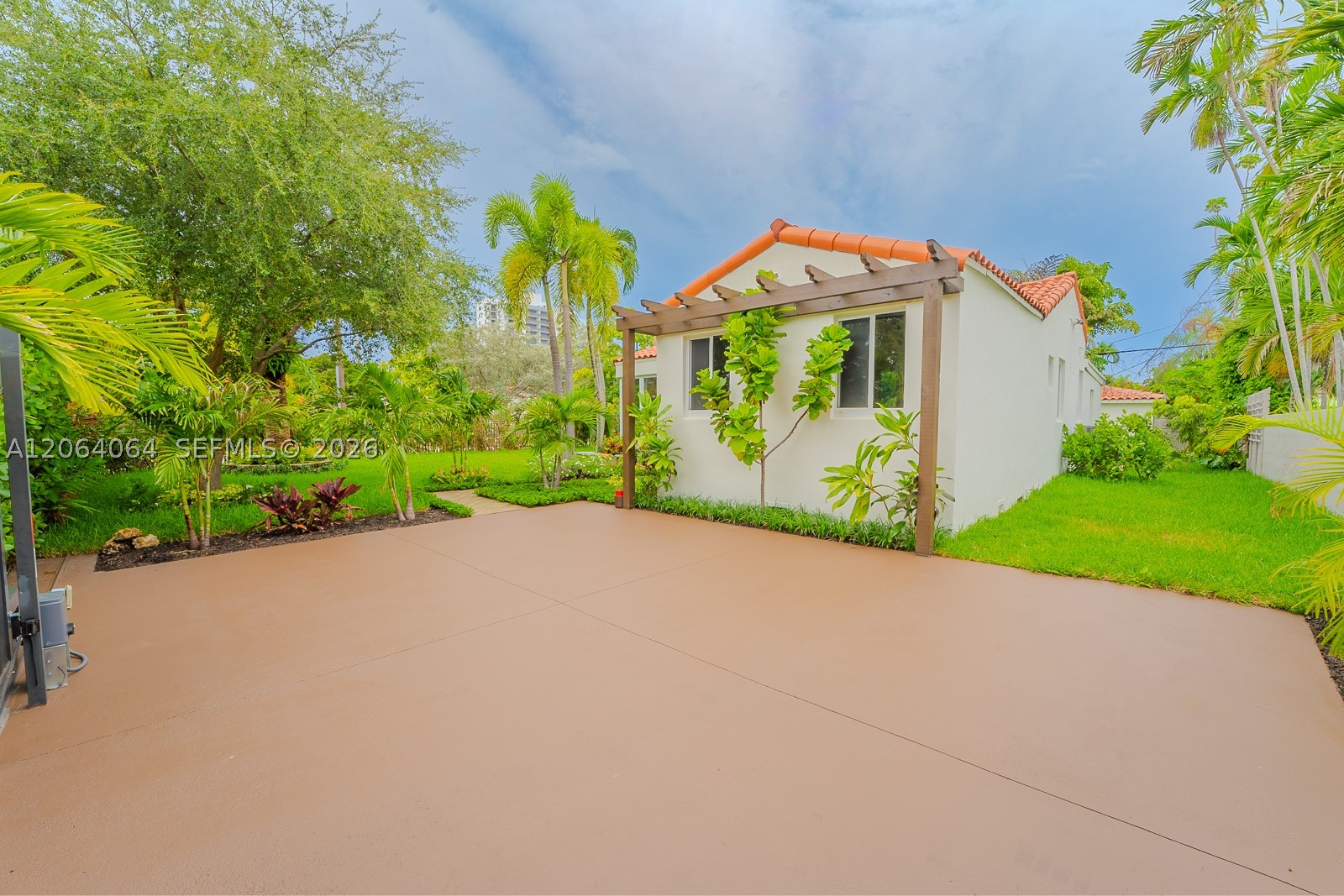 2483 SW 24th St Miami, FL 33145