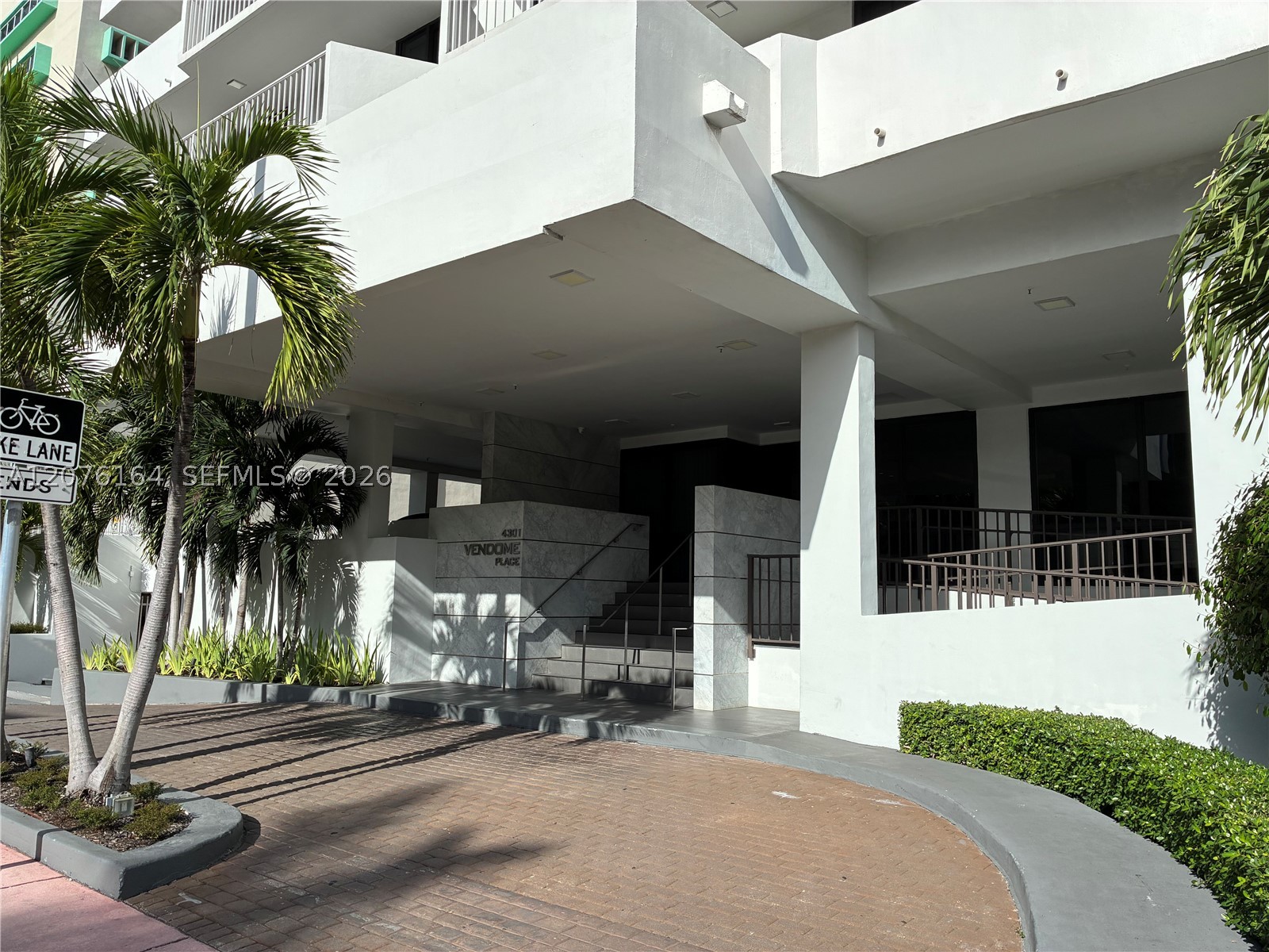 4301 Collins Ave #402