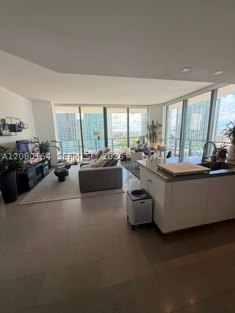 68 SE 6th St #1912 Miami, FL 33131