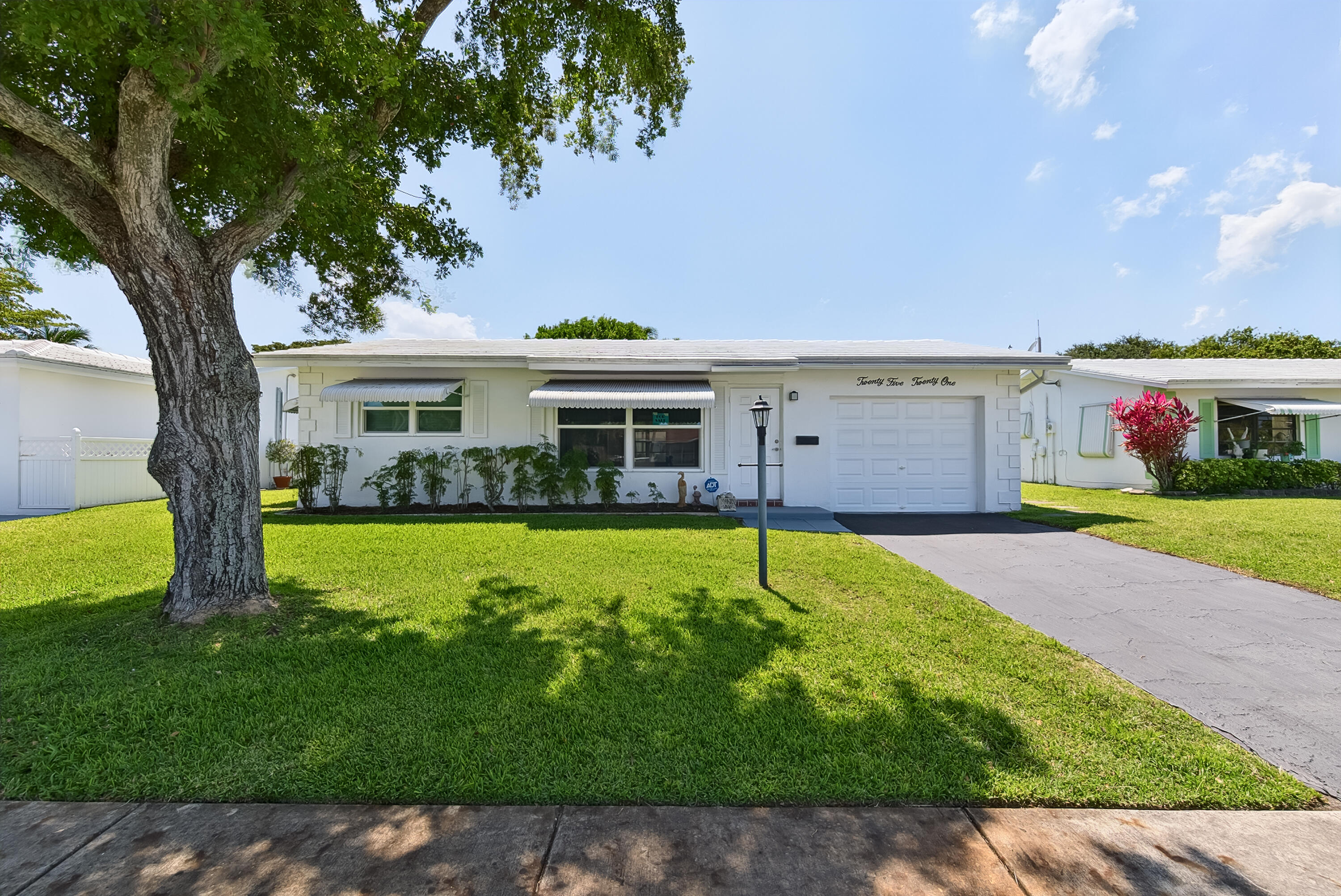 2521 N Cypress