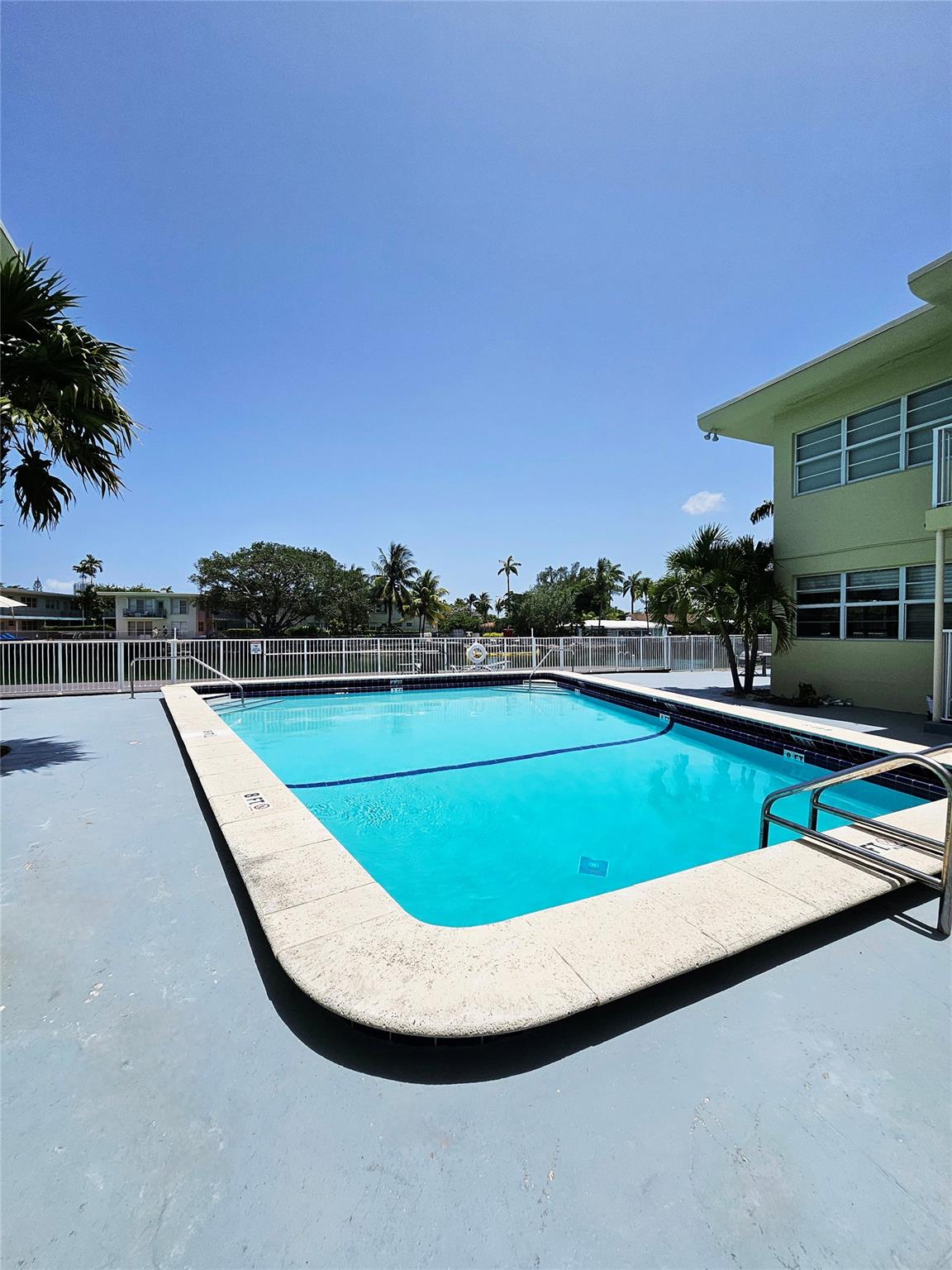 350 S Shore Dr #8 Miami Beach, FL 33141