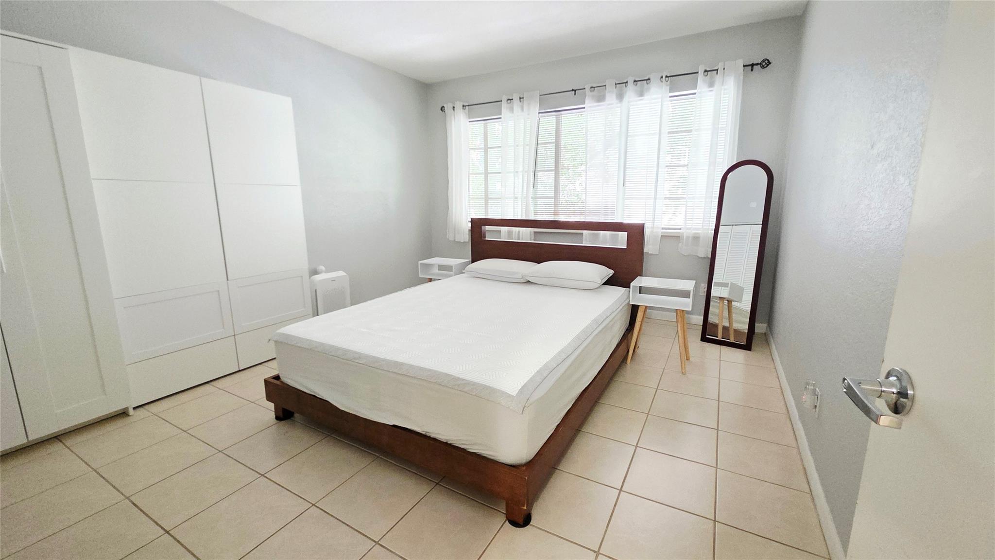 350 S Shore Dr #8 Miami Beach, FL 33141