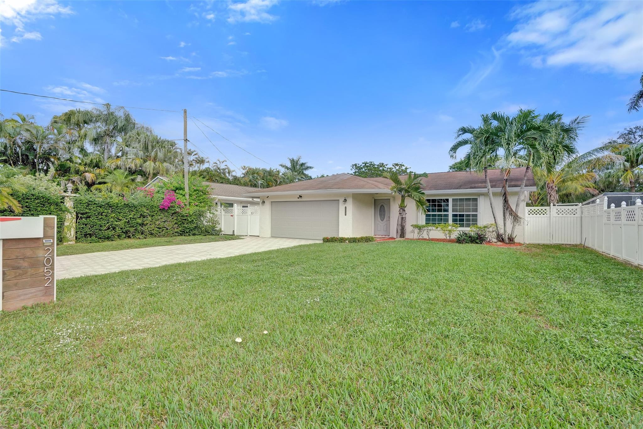 2052 SW 28th Way Fort Lauderdale, FL 33312