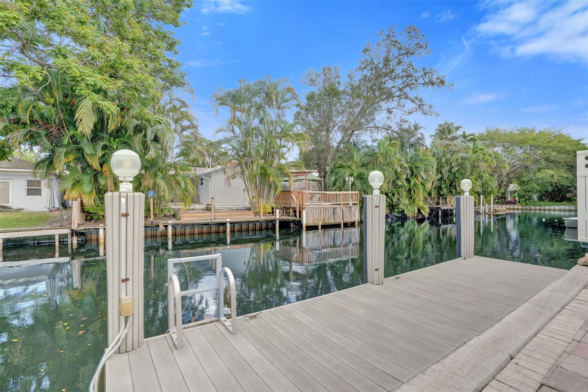 2052 SW 28th Way Fort Lauderdale, FL 33312