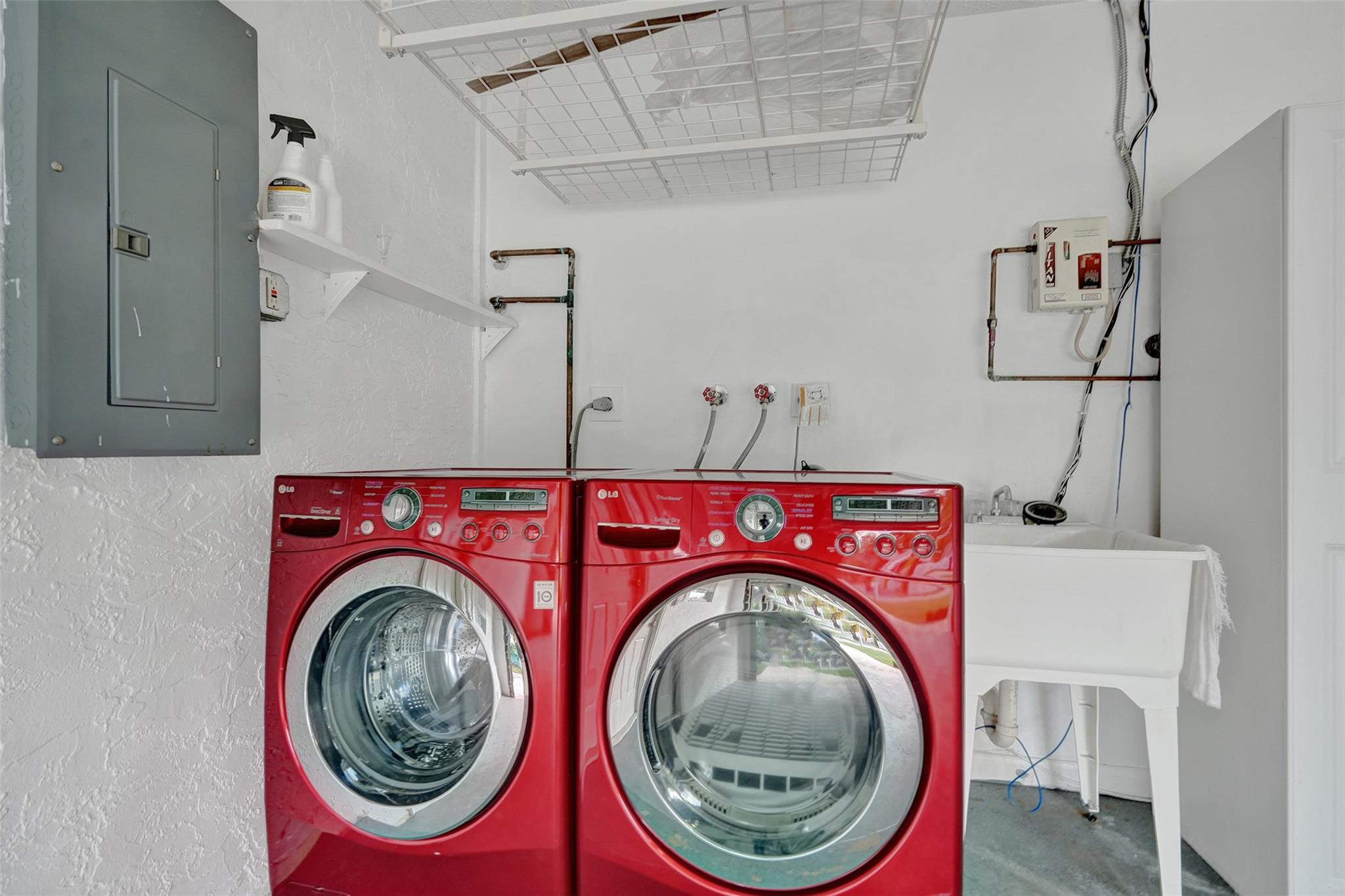 2052 SW 28th Way Fort Lauderdale, FL 33312