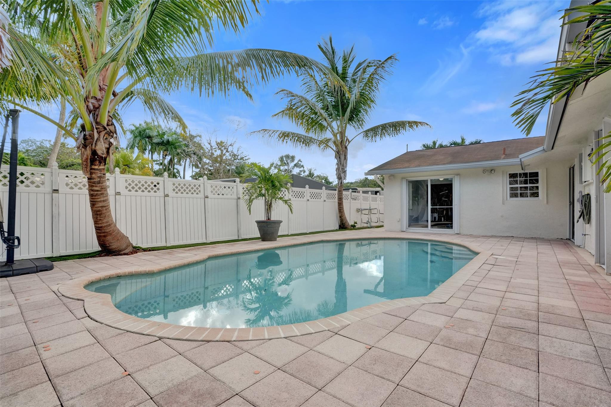 2052 SW 28th Way Fort Lauderdale, FL 33312