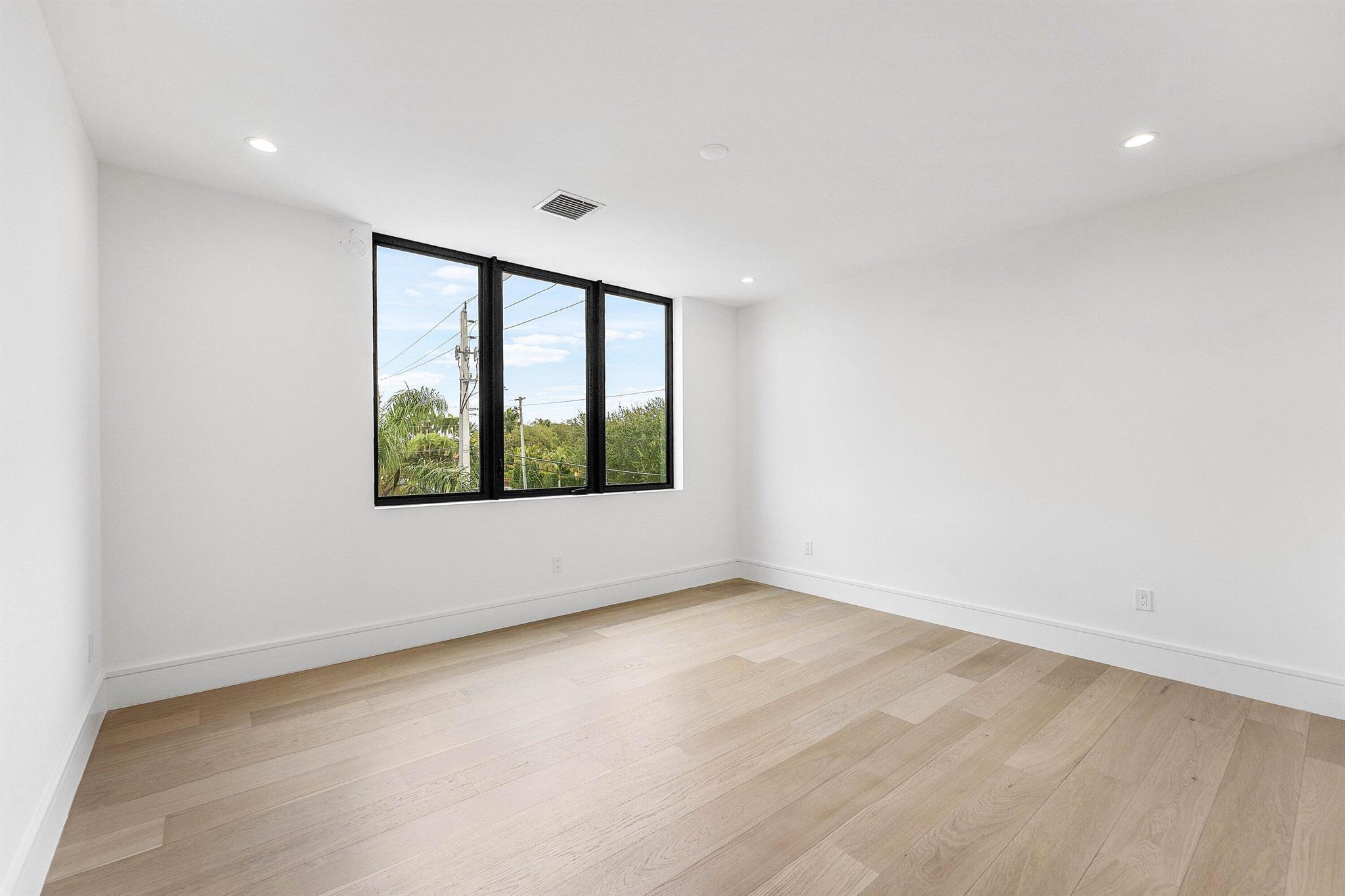 498 NE 6th St Boca Raton, FL 33432