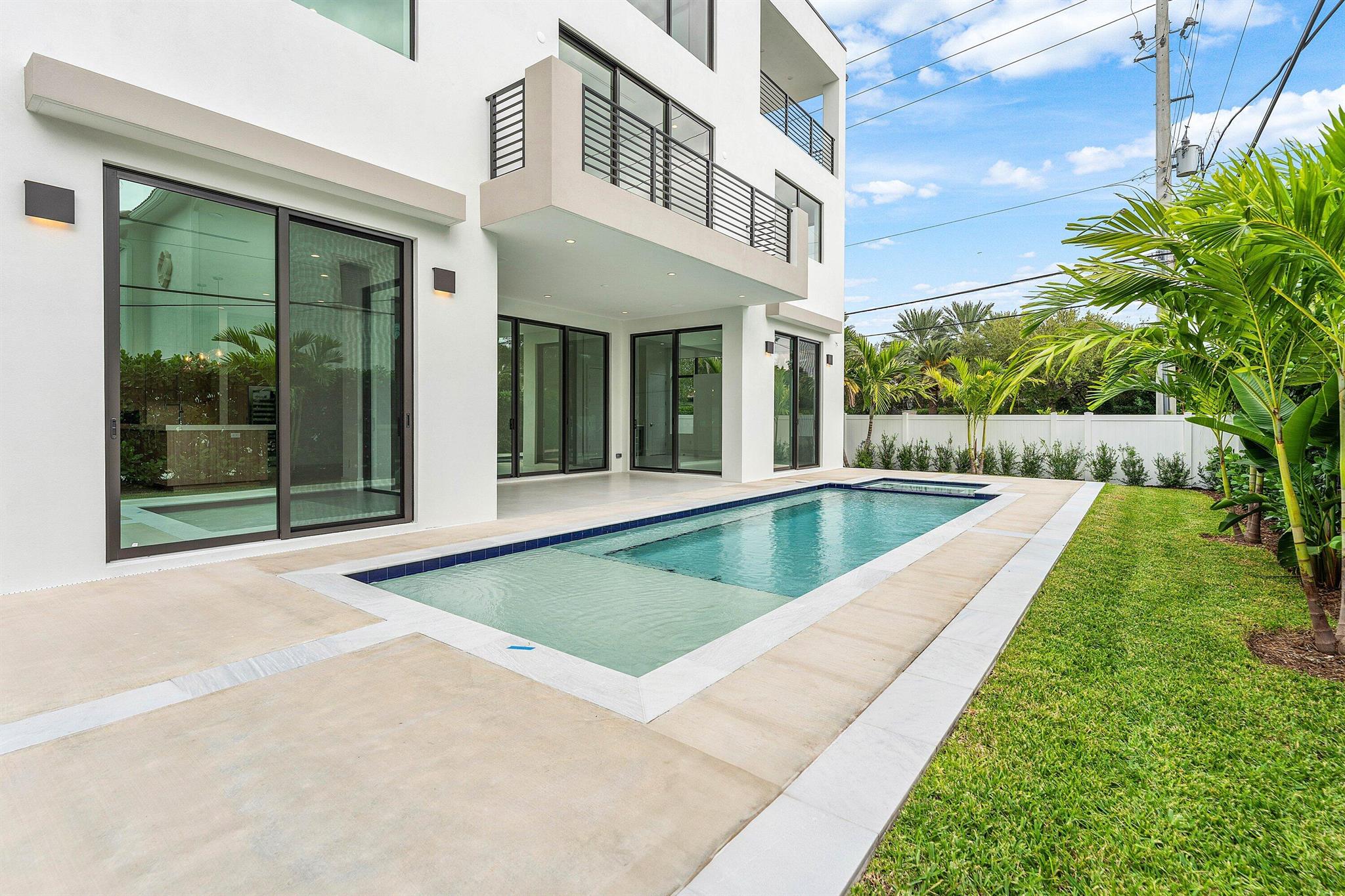 498 NE 6th St Boca Raton, FL 33432