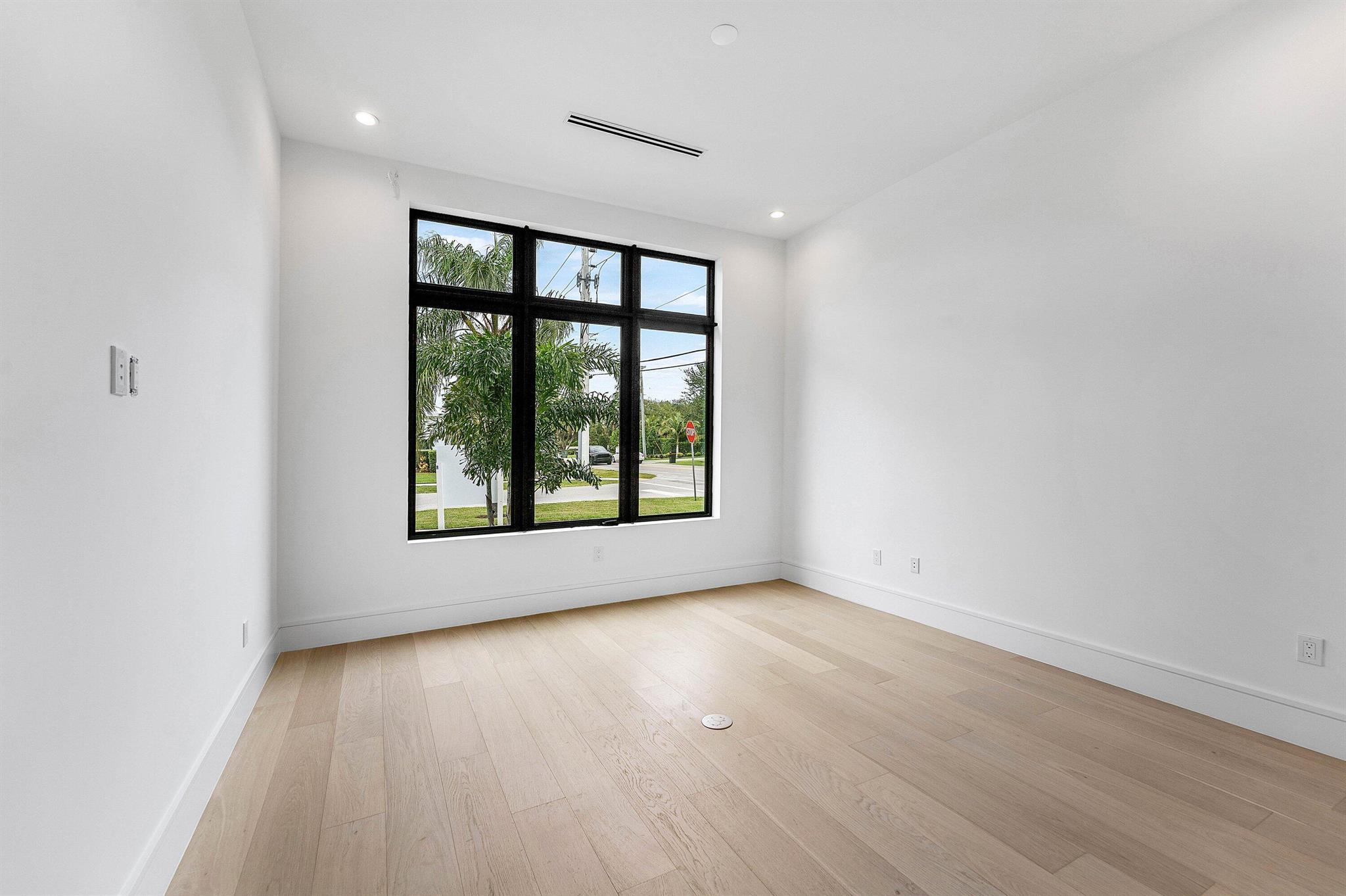 498 NE 6th St Boca Raton, FL 33432