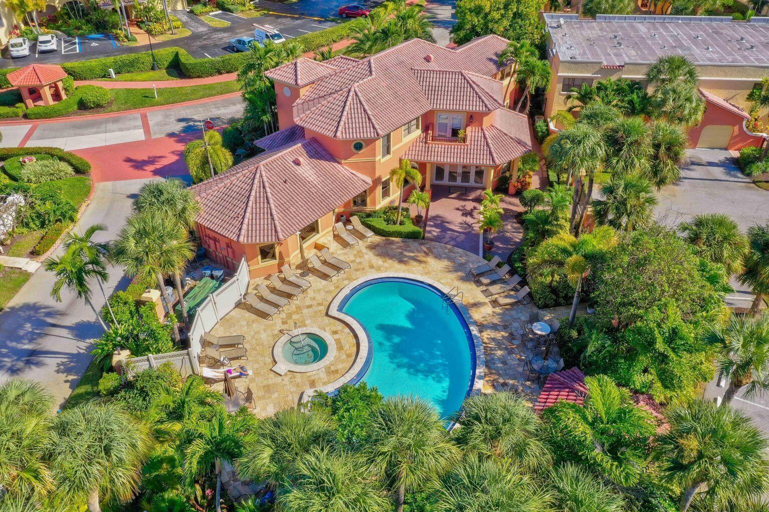 300 Uno Lago Dr #303