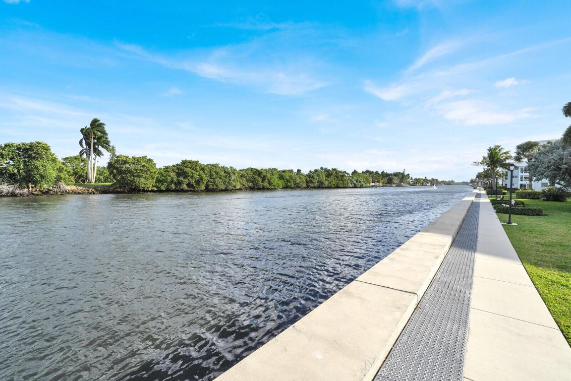 32 Colonial Clb #203