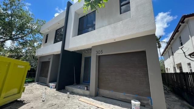 305 SW 10th St