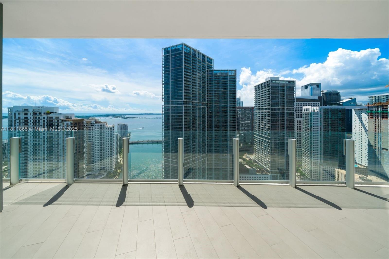 image Aston Martin10