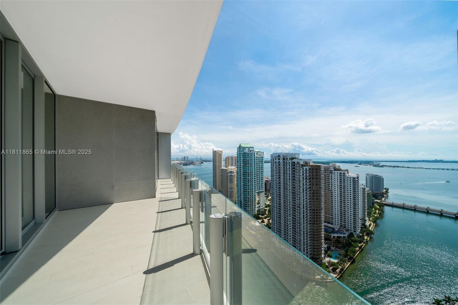 image Aston Martin12