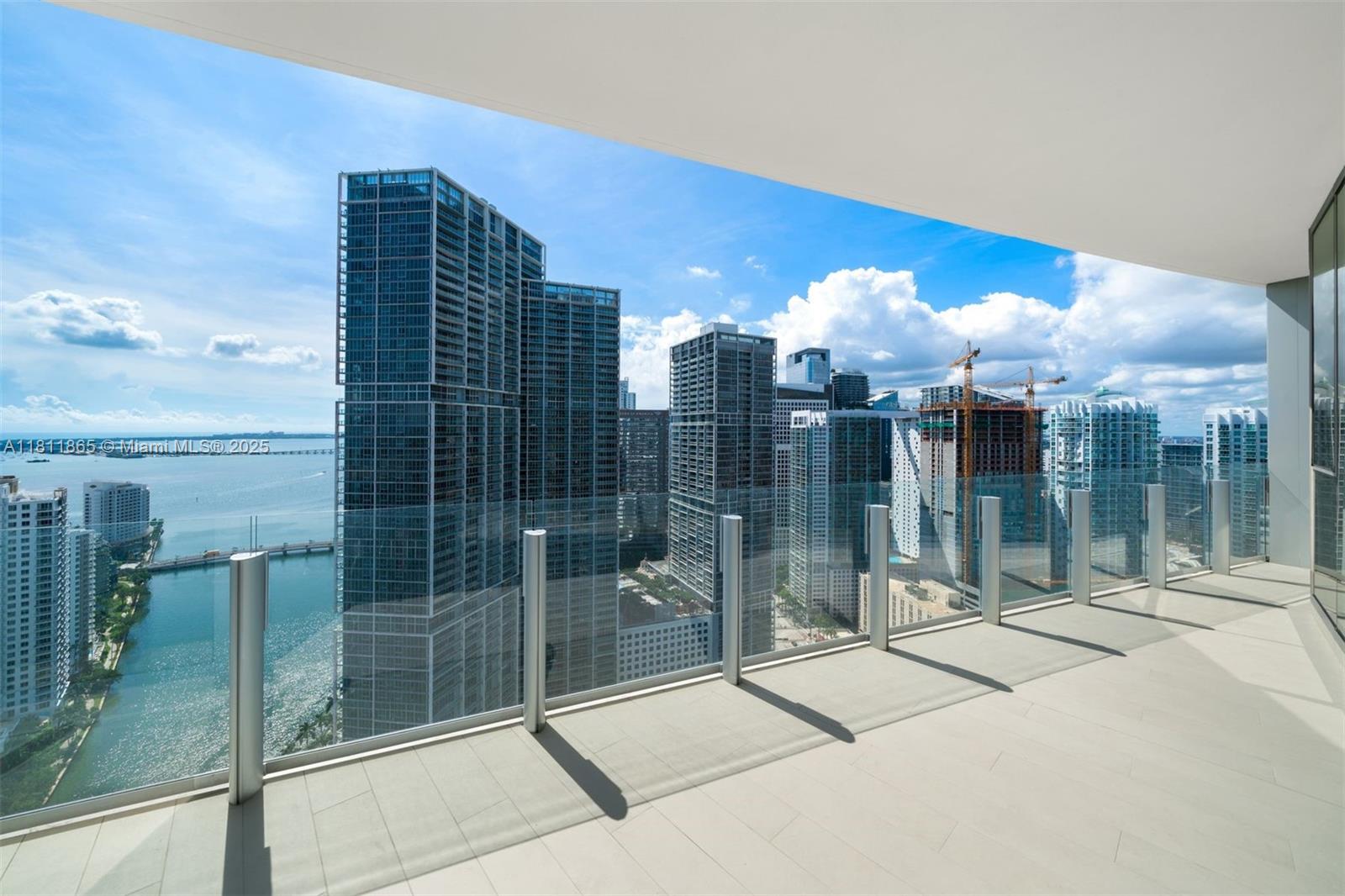 image Aston Martin13