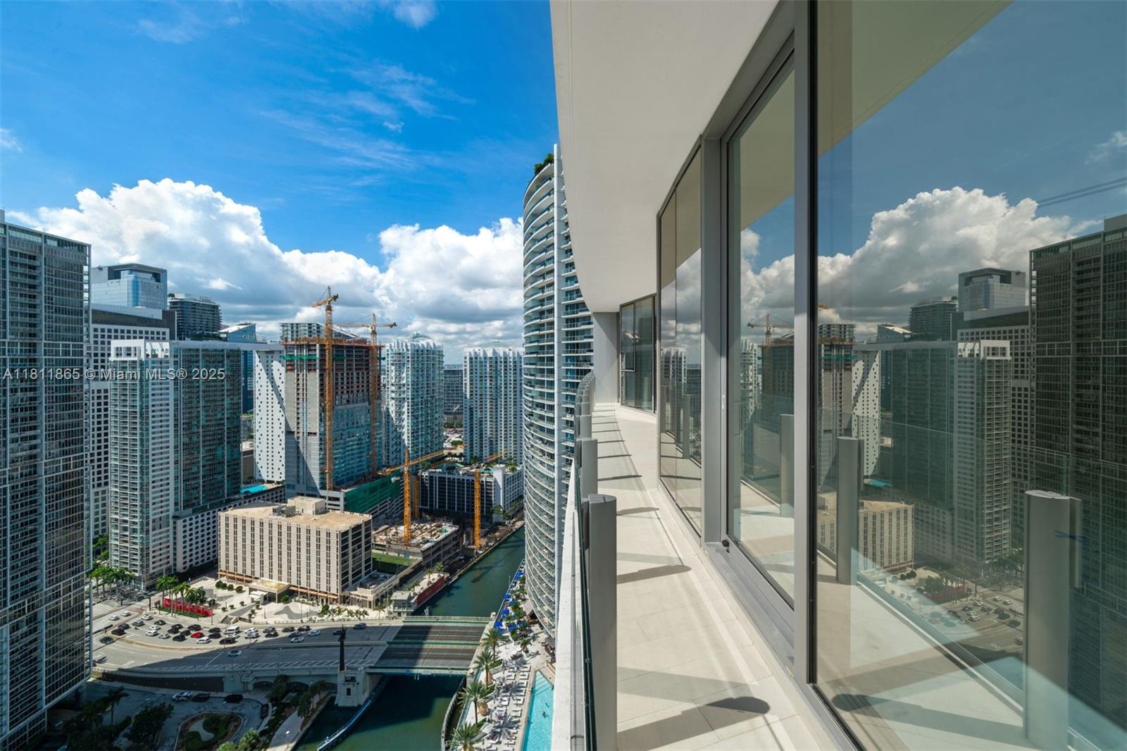 image Aston Martin14